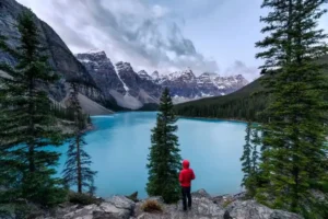 traveler-standing-on-rock-with-canadian-rockies-Hiking-Calgary-Alberta